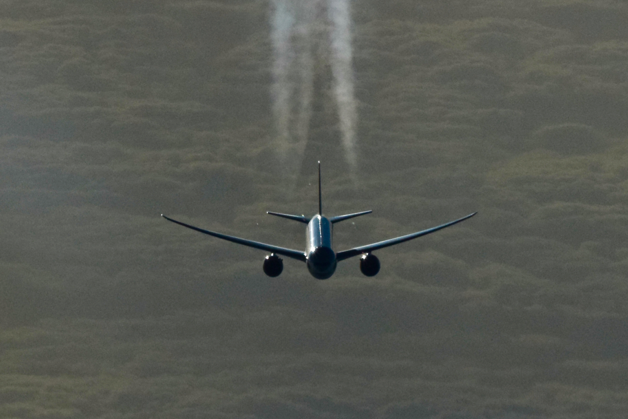 777_Contrails3