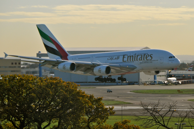 ek-a380-in-heathrow